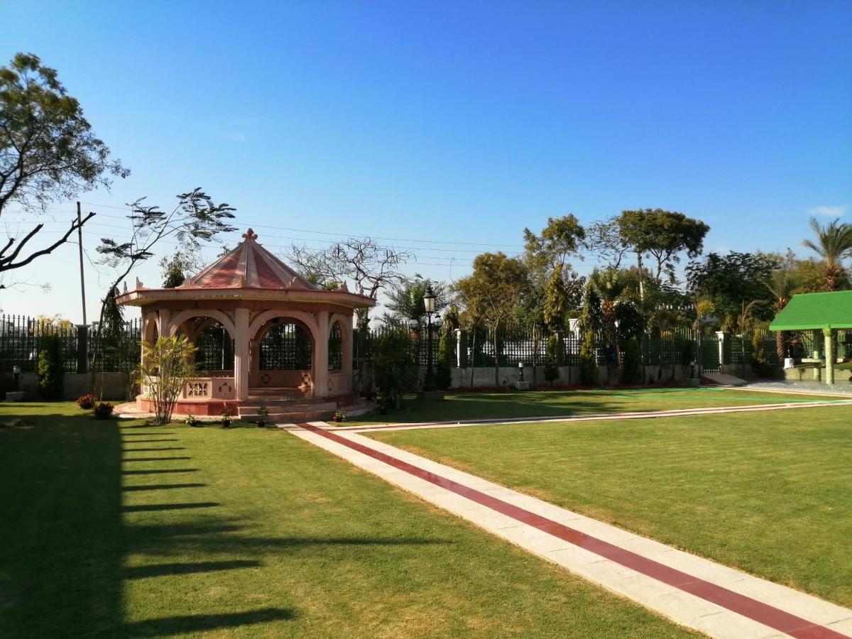 Отель Mann The Palm Retreat Лакхнау Экстерьер фото